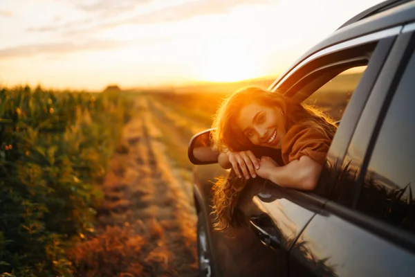Молода Щаслива Жінка Витріщається Вікна Автомобіля Насолоджуючись Заходом Сонця Концепція — стокове фото