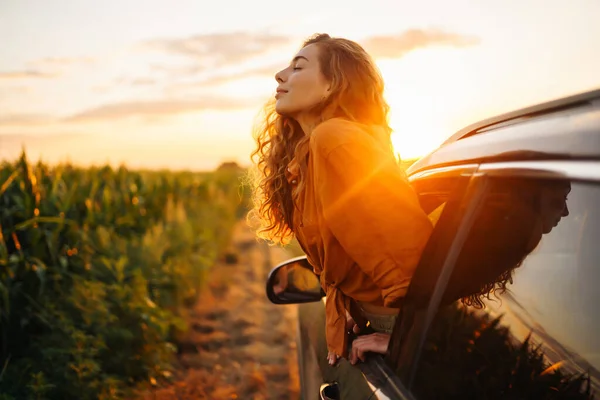 Young Happy Woman Leaning Out Car Window Enjoying Sunset Concept — Stock Photo, Image