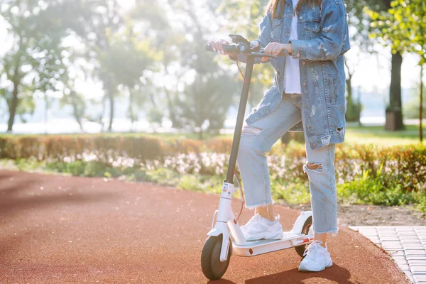 Vrouwenbenen Een Elektrische Scooter Buiten Elektrische Voertuigen Ecologisch Transport Actieve — Stockfoto