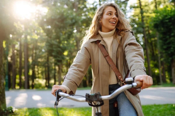 Mujer Sonriente Con Pelo Rizado Abrigo Monta Una Bicicleta Parque — Foto de Stock