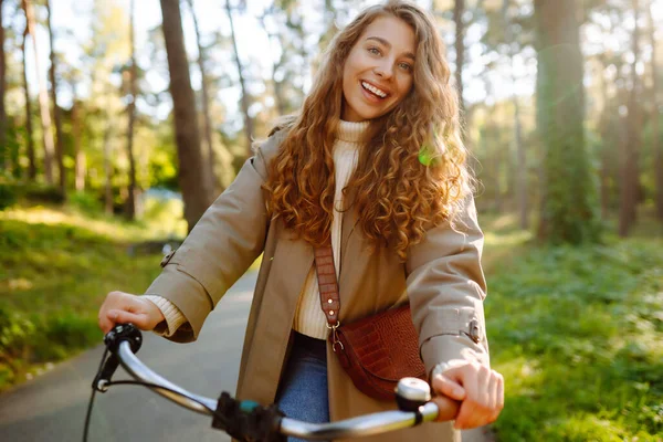 Kıvırcık Saçlı Gülümseyen Kadın Güneşli Bir Parkta Bisiklet Sürüyor Açık — Stok fotoğraf