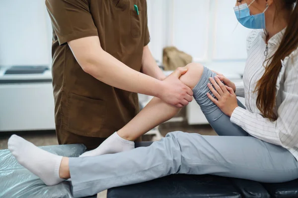 Patient Geht Nach Beinverletzung Zum Arzt Der Arzt Untersucht Den — Stockfoto