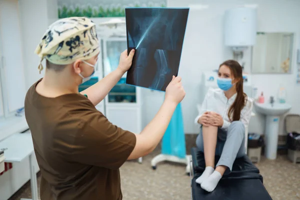 患者は足の損傷を受けた後医師を訪問します 医者は患者を検査し 患者の写真を検査する 変形性関節症 カイロプラクティック 脚の矯正 リハビリテーション — ストック写真