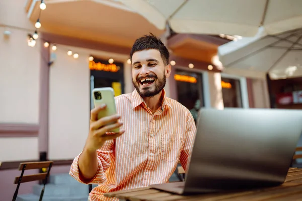 Jovem Sorridente Trabalhando Café Rua Com Laptop Telefone Conceito Negócio — Fotografia de Stock