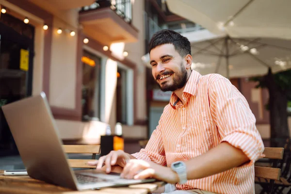 Усміхнений Молодий Чоловік Працює Кафе Вулиці Ноутбуком Телефоном Концепція Вільного — стокове фото