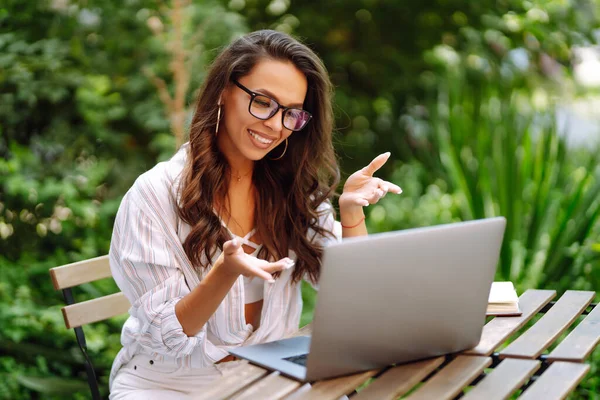Freelancer Jovem Com Laptop Telefone Suas Mãos Café Verde Mulher — Fotografia de Stock