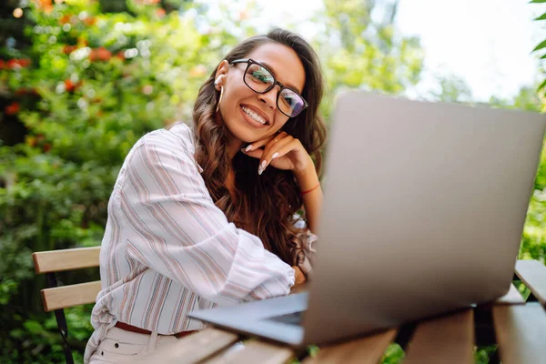 Freelancer Jovem Com Laptop Telefone Suas Mãos Café Verde Mulher — Fotografia de Stock