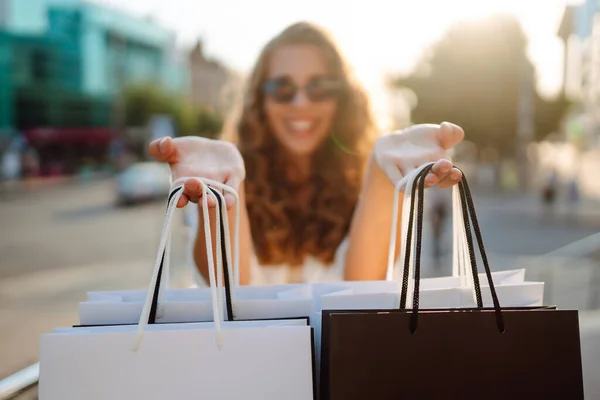 가방을 여성은 날씨에 거리를 즐긴다 쇼핑하는 여자가 쇼핑몰에서 갑니다 판매의 — 스톡 사진