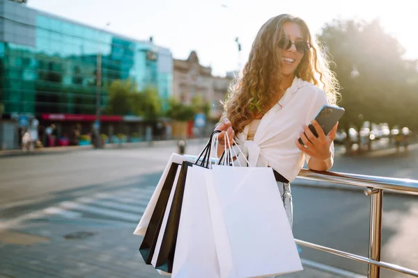 가방을 여성은 날씨에 거리를 즐긴다 쇼핑하는 여자가 쇼핑몰에서 갑니다 판매의 — 스톡 사진