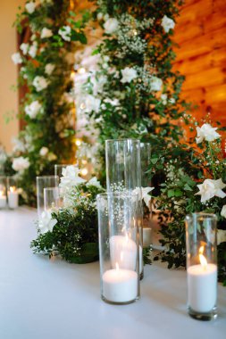 Düğün töreni. Beyaz çiçeklerle süslenmiş düğün kemeri. Tören alanında çok güzel, şık bir düğün kemeri duruyor. düğün günü.