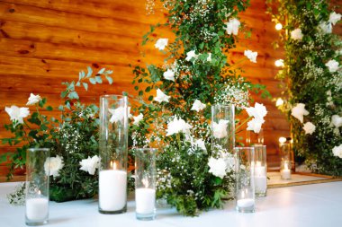 Düğün töreni. Beyaz çiçeklerle süslenmiş düğün kemeri. Tören alanında çok güzel, şık bir düğün kemeri duruyor. düğün günü.