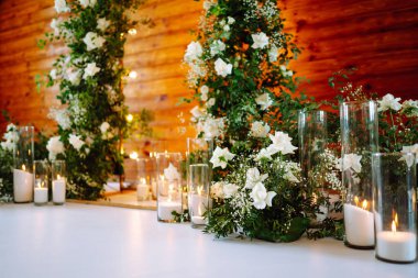 Düğün töreni. Beyaz çiçeklerle süslenmiş düğün kemeri. Tören alanında çok güzel, şık bir düğün kemeri duruyor. düğün günü.