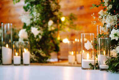 Düğün töreni. Beyaz çiçeklerle süslenmiş düğün kemeri. Tören alanında çok güzel, şık bir düğün kemeri duruyor. düğün günü.