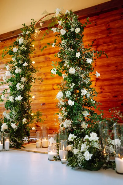 Trauung Hochzeitsbogen Mit Weißen Blumen Geschmückt Ein Sehr Schöner Stilvoller — Stockfoto