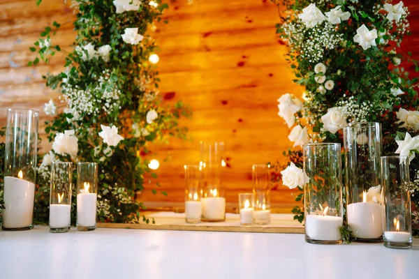 Bröllopsceremoni Bröllopsbåge Dekorerad Med Vita Blommor Mycket Vacker Elegant Bröllopsbåge — Stockfoto
