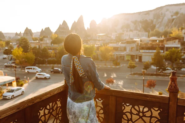 여자는 카파도키아에서 아름다운 경관을 테라스를 아름다운 휴식을 취하며 도시의 아름다운 — 스톡 사진