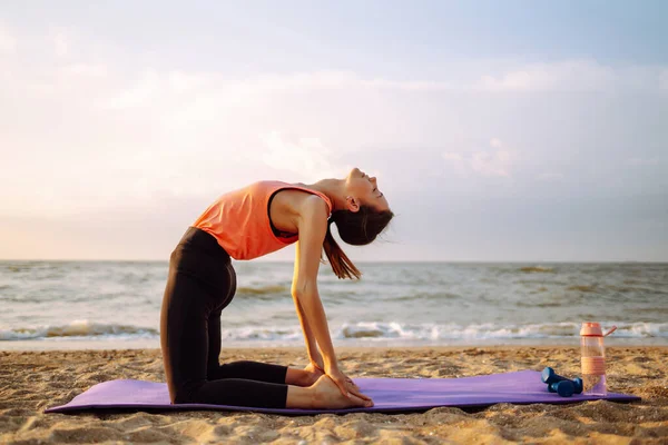 Jeune Femme Moderne Faisant Yoga Sur Plage Lever Soleil Femme — Photo