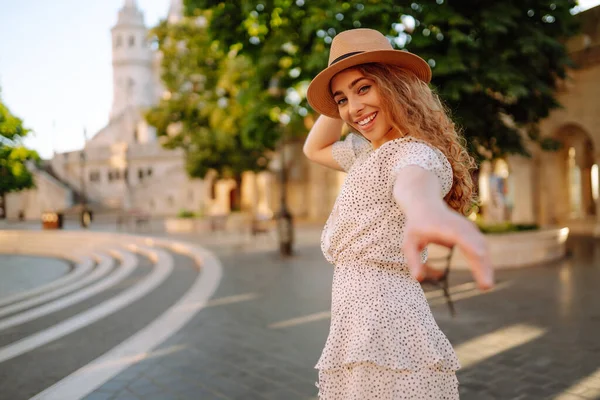 Mujer Joven Feliz Sombrero Amanecer Disfruta Vista Hermosos Edificios Estilo — Foto de Stock