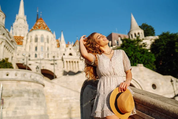 Mujer Joven Feliz Sombrero Amanecer Disfruta Vista Hermosos Edificios Estilo — Foto de Stock