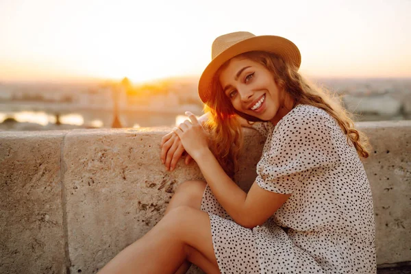 Retrato Una Turista Feliz Sombrero Amanecer Disfruta Del Paisaje Urbano —  Fotos de Stock
