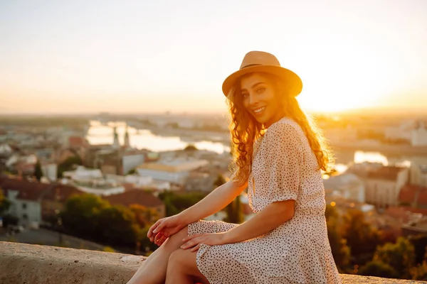 Retrato Una Turista Feliz Sombrero Amanecer Disfruta Del Paisaje Urbano — Foto de Stock
