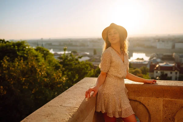 Retrato Una Turista Feliz Sombrero Amanecer Disfruta Del Paisaje Urbano — Foto de Stock