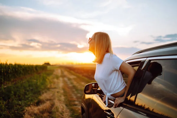Yaşam Tarzı Mutlu Kadın Araba Penceresinden Gün Batımını Seyretmeyi Sever — Stok fotoğraf