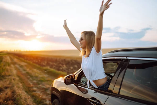 Lebensstil Glückliche Frau Genießt Den Sonnenuntergang Aus Dem Autofenster Junge — Stockfoto