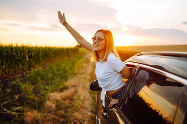 Стиль Життя Щаслива Жінка Насолоджується Видом Захід Сонця Вікна Автомобіля — стокове фото