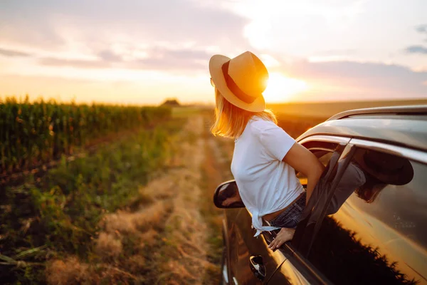 Lebensstil Glückliche Frau Genießt Den Sonnenuntergang Aus Dem Autofenster Junge — Stockfoto