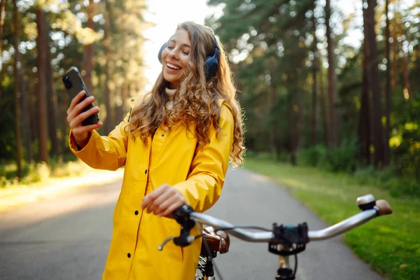 Jovem Feliz Com Fones Ouvido Smartphones Monta Uma Bicicleta Parque — Fotografia de Stock