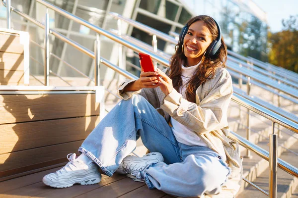Mulher Otimista Usando Fones Ouvido Segurando Telefone Livre Jovem Ouve — Fotografia de Stock