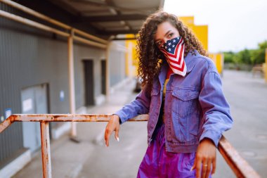 Amerikan bandanalı şık bir sokak dansçısı dans ediyor. Şık giyinmiş genç bir dansçı hareketleri gösterir. Dans ve spor konsepti.
