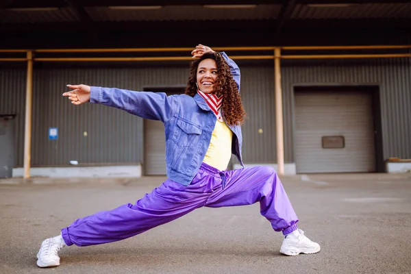 Snygg Streetdansare Med Amerikansk Bandana Dansar Ung Dansare Stilrena Kläder — Stockfoto