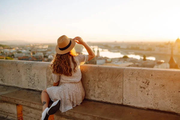 Şapkalı Gülümseyen Kadın Turist Şafak Vakti Şehrin Manzarasına Hayran Kalır — Stok fotoğraf