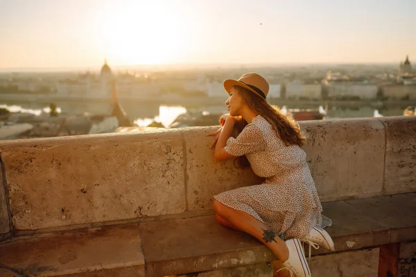 Una Turista Sonriente Con Sombrero Admira Paisaje Ciudad Amanecer Euro — Foto de Stock