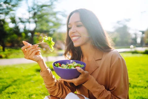 Mulher Elegante Comendo Salada Legumes Frescos Gramado Verde Dia Ensolarado — Fotografia de Stock
