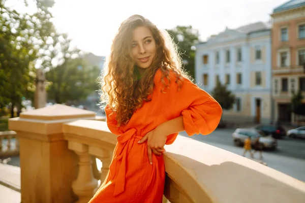 Beautiful Young Woman Posing Backdrop Urban Landscape Bright Orange Dress — Stock Photo, Image