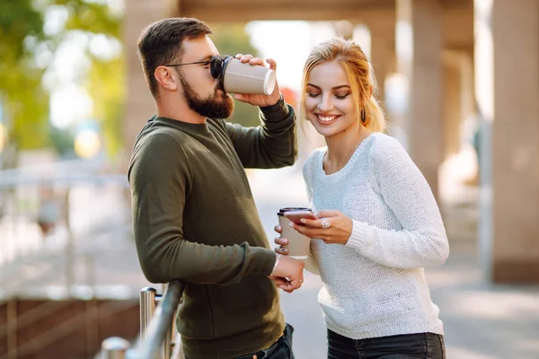 Feliz Pareja Joven Pasando Tiempo Juntos Tomando Café Divirtiéndose Paseando — Foto de Stock