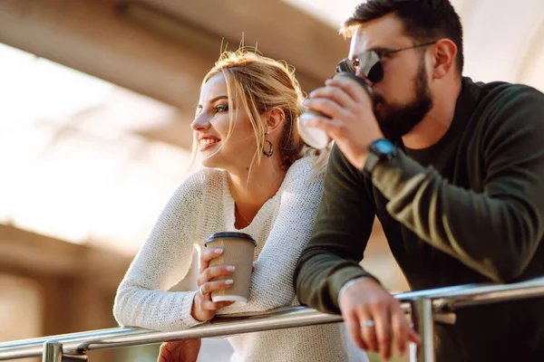 Feliz Pareja Joven Pasando Tiempo Juntos Tomando Café Divirtiéndose Paseando — Foto de Stock