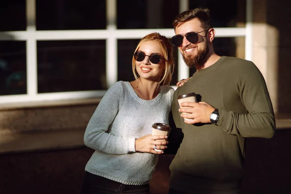 幸せな若いカップルが一緒に時間を過ごし コーヒーを飲み 朝の街を歩いて楽しんでいます 一緒に時間 ライフスタイル — ストック写真
