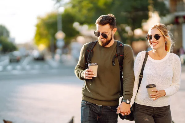 幸せな若いカップルが一緒に時間を過ごし コーヒーを飲み 朝の街を歩いて楽しんでいます 一緒に時間 ライフスタイル — ストック写真