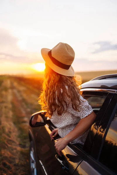 Joven Mujer Feliz Sombrero Disfruta Paseo Coche Inclinándose Por Ventana —  Fotos de Stock