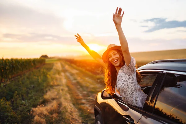Şapkalı Genç Kadın Pencereden Dışarı Sarkan Araba Yolculuğundan Hoşlanıyor Yazın — Stok fotoğraf