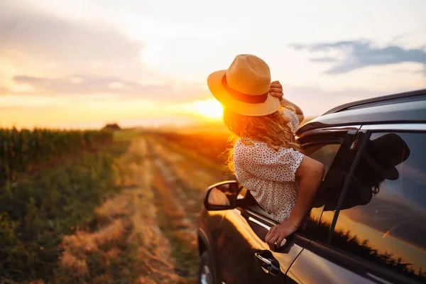Junge Glückliche Frau Mit Hut Genießt Autofahrt Lehnt Sich Aus — Stockfoto