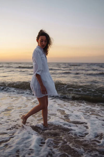 Όμορφο Μοντέλο Στην Παραλία Ποζάροντας Ένα Λεπτό Λευκό Φόρεμα Μια — Φωτογραφία Αρχείου