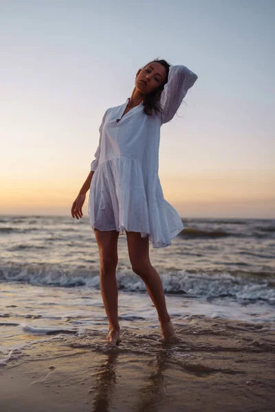 Schöne Modell Meer Posiert Einem Zarten Weißen Kleid Eine Junge — Stockfoto