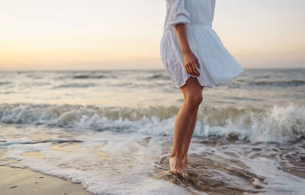 Hermosa Modelo Orilla Del Mar Posando Delicado Vestido Blanco Una — Foto de Stock