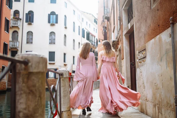 Όμορφη Μητέρα Και Κόρη Περπατούν Στην Ηλιόλουστη Βενετία Μοδάτα Απαλά — Φωτογραφία Αρχείου