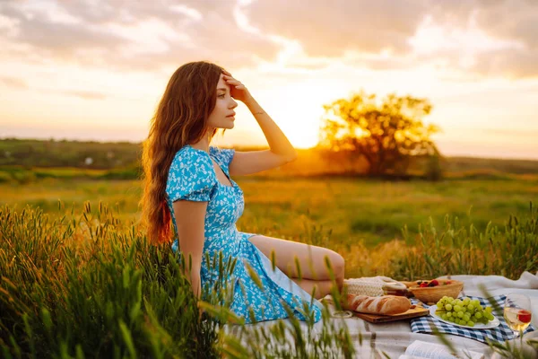 Mujer Joven Descansando Naturaleza Picnic Gente Estilo Vida Relajación Concepto — Foto de Stock